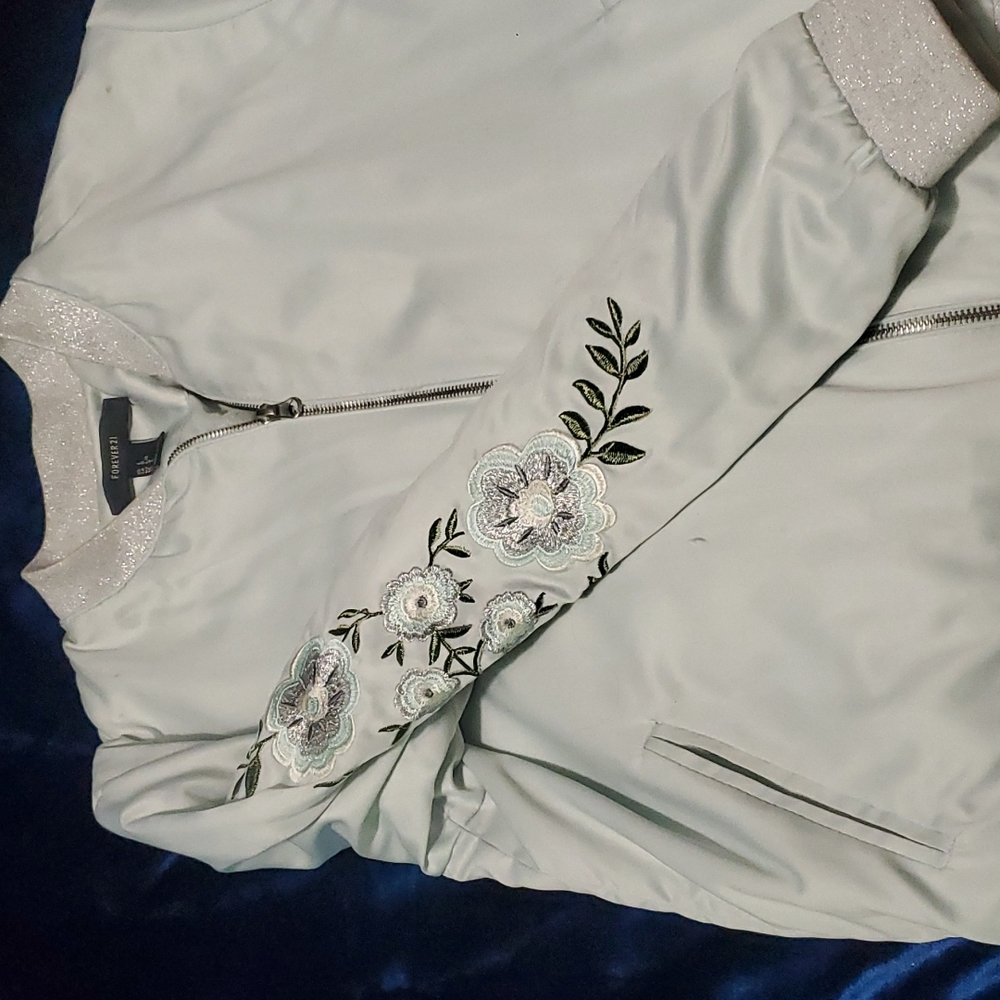 Embroidered silk jacket - Picture 2 of 6